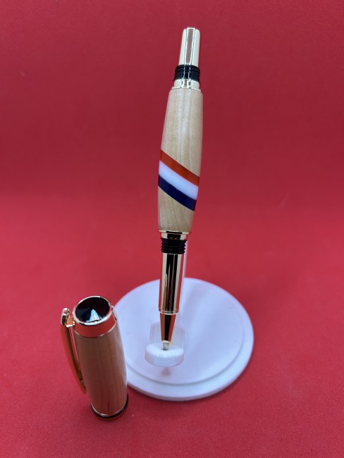 Roller artisanal en bois d’aubépine centenaire – présentation produit Roller en bois d’aubépine centenaire avec coffret cadeau ou mise en scène