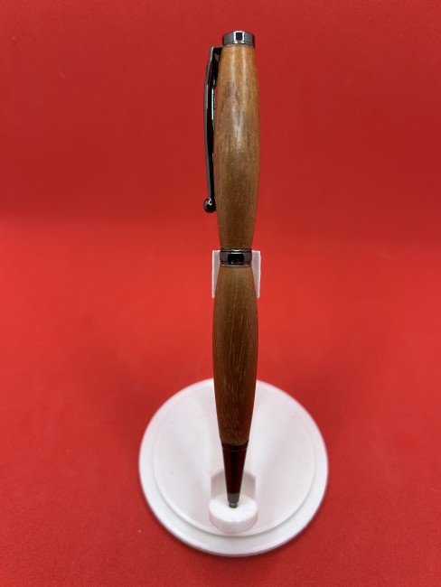 Zoom sur le mécanisme quart tournant du stylo en bois