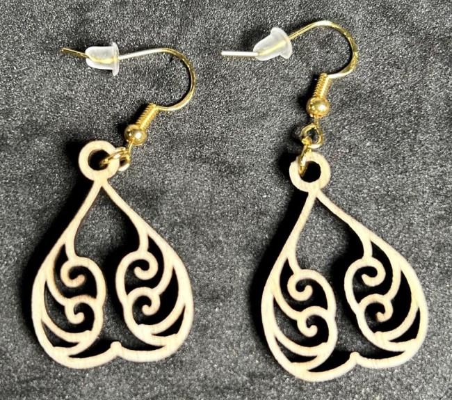 Boucle d'oreille en bois artisanal - Élégance et légèreté. Paire de boucles d'oreilles circulaires en bois.