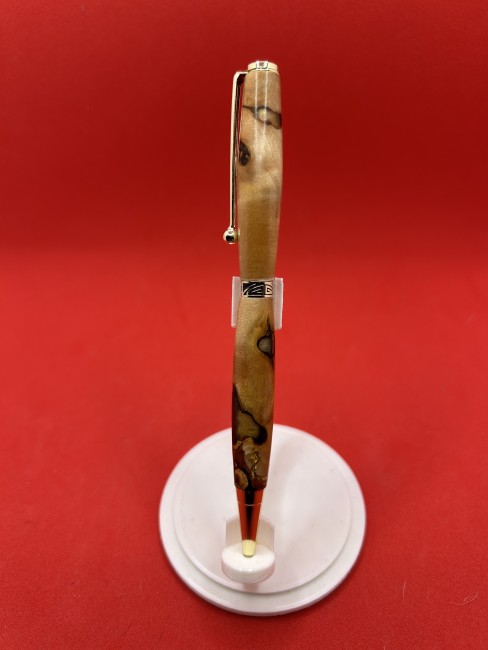 Finition et pointe du stylo bille en bois de mirabellier Pointe métallique d’un stylo à bille en bois de mirabellier