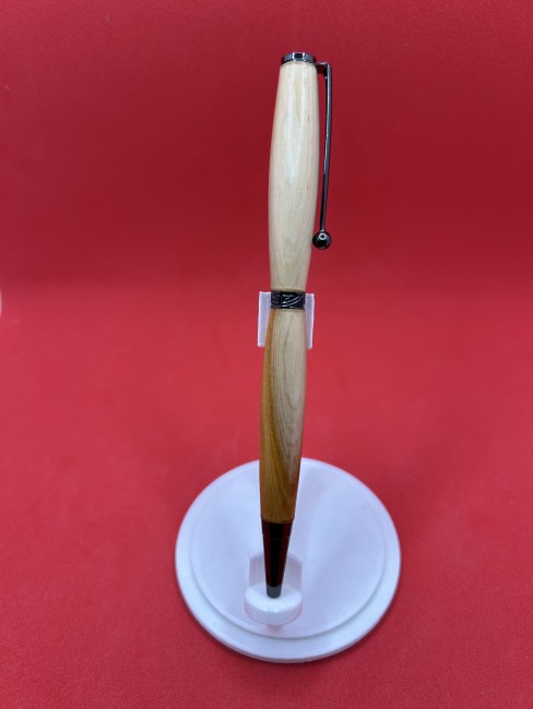 Détail du veinage unique du bois d'aubépine centenaire sur un stylo fait main