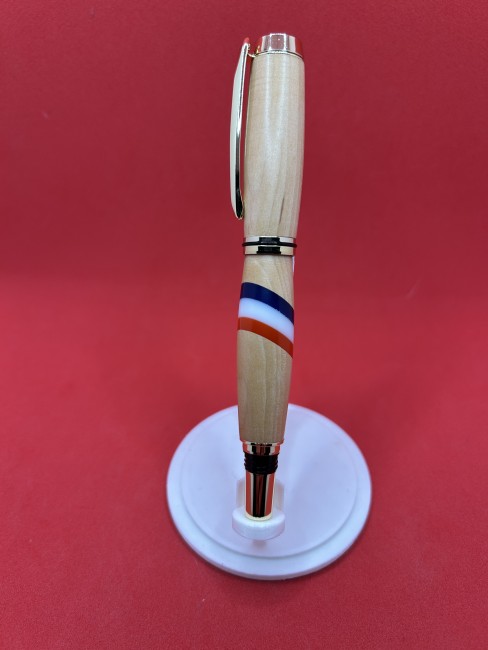 Gros plan du mécanisme du roller en bois d’aubépine centenaire Stylo roller artisanal aux couleurs nationale – gros plan sur le mécanisme