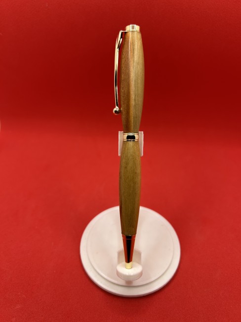 Stylo à bille en bois de mirabellier – mécanisme et finition Stylo à bille en bois de mirabellier de Moselle avec finitions soignées et mécanisme métallique