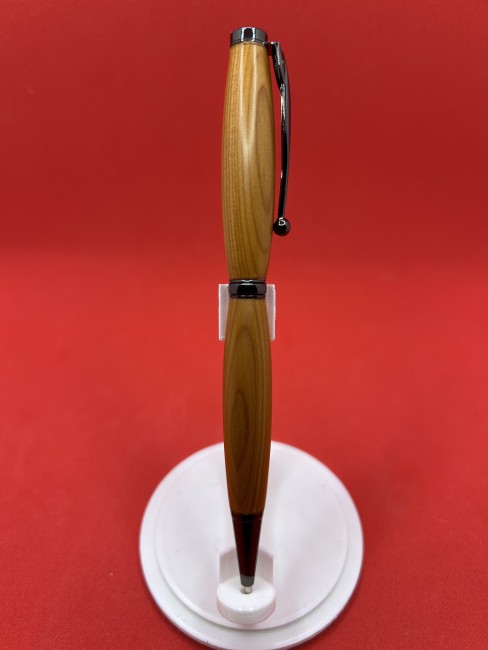 Gros plan du stylo en bois d’if avec détails du grain naturel