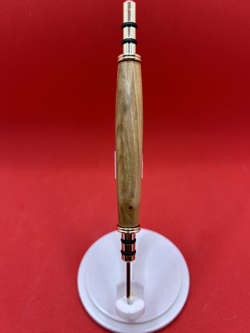 Découd-vite en bois de mirabellier posé sur fond neutre — angles et ergonomie