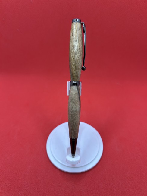 Gros plan du stylo en bois de noyer avec détails du grain