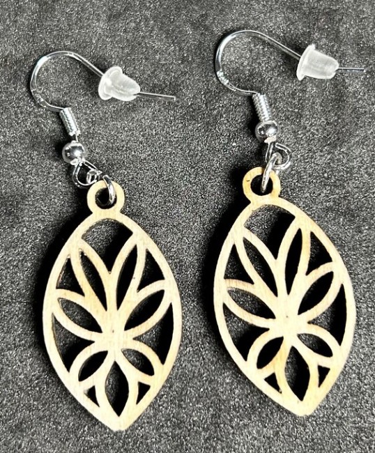 Boucle d'oreille en bois artisanal - Confort optimal. Paire de boucles d'oreilles rondes en bois clair.