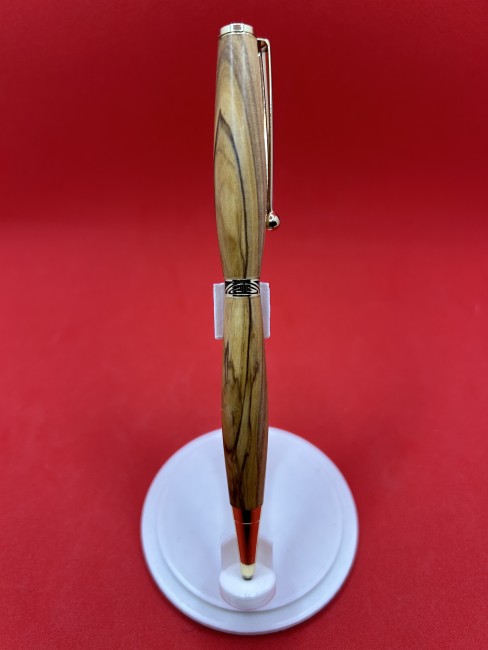 Stylo à bille en bois d’olivier de Bethléem – détail du stylo Stylo à bille en bois d’olivier de Bethléem – détail du stylo