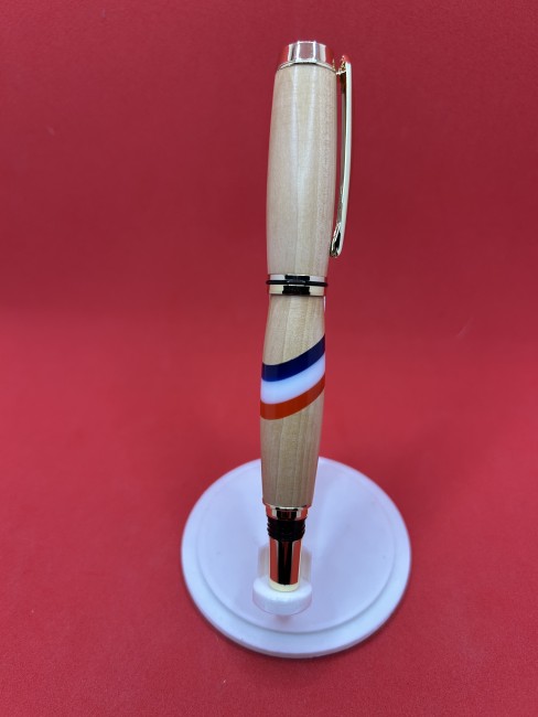 Détail du bois d’aubépine centenaire et finition artisanale dorée Détail du corps en bois d’aubépine centenaire avec finition artisanale