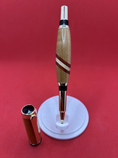 Profil du stylo roller en bois de cerisier avec insert padouk et bouleau madré