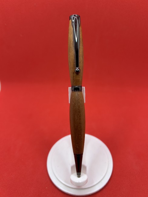 Stylo à bille en bois de cèdre rouge du Pacifique posé sur fond neutre