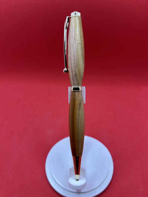 Détail du veinage du bois de mirabellier Gros plan sur le veinage naturel du bois de mirabellier d'un stylo fabriqué à la main
