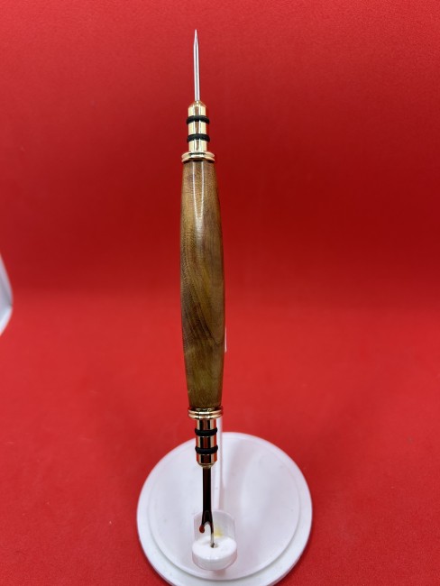 Pointe du découd-vite pour retirer les coutures Pointe métallique d’un découd-vite en bois de mirabellier