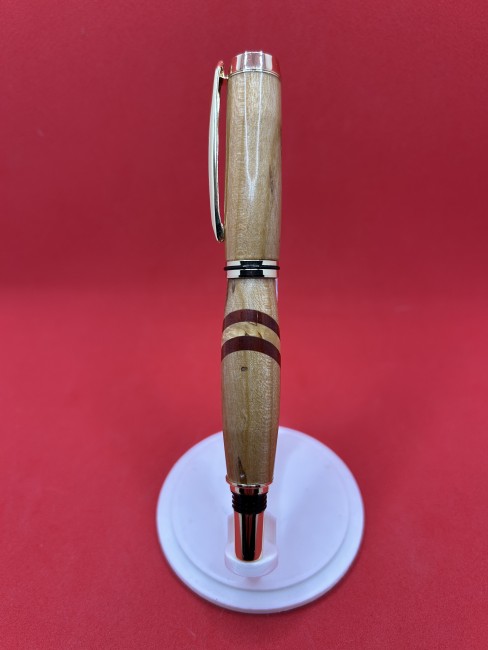 Stylo roller en bois de cerisier, insert padouk et bouleau madré sur support