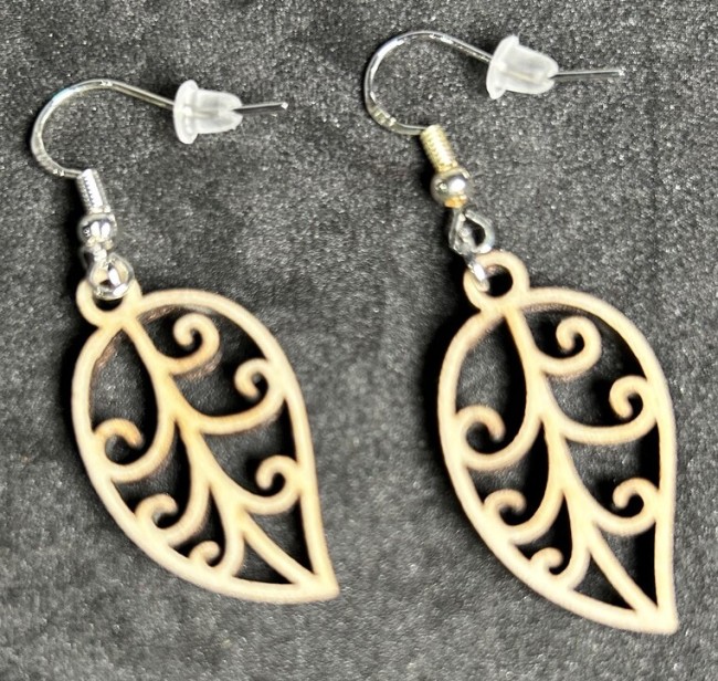 Boucle d'oreille en bois durable et écologique. Paire de boucles d'oreilles rondes en bois clair.