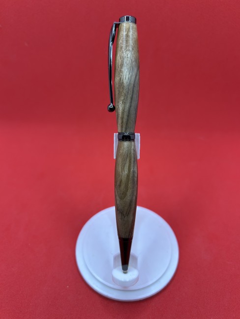 Zoom sur mécanisme quart tournant du stylo en bois de noyer