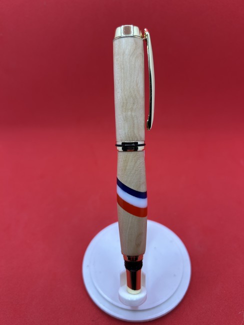Stylo roller artisanal en bois d’aubépine centenaire aux couleurs nationales, vue de profil