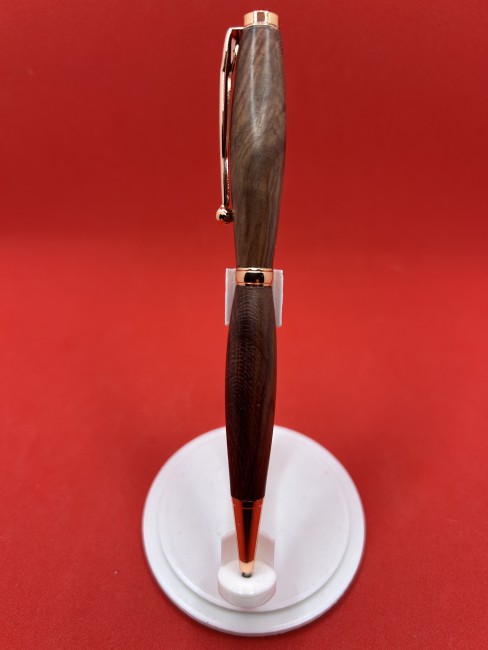 Zoom sur le mécanisme quart tournant du stylo en bois de Nara mauve