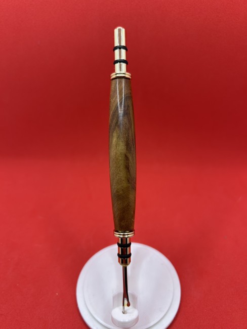 Détail du manche en bois de mirabellier du découd-vite Manche en bois de mirabellier d’un découd-vite de couture