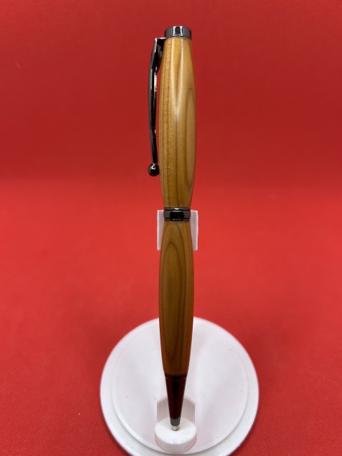 Zoom sur le mécanisme quart tournant du stylo en bois d’if