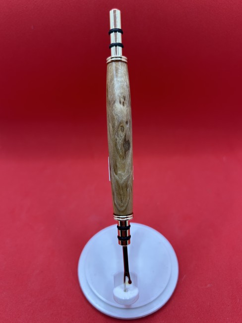 Découd-vite en bois de mirabellier, gros plan sur la texture et le bois naturel