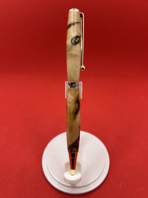 Zoom sur le bois de mirabellier du stylo à bille Détail du veinage naturel du bois de mirabellier sur un stylo