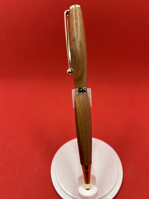 Pointe d’un stylo à bille en bois de mirabellier avec finition métallique