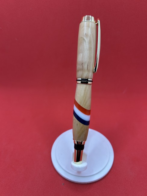 Détail du bois d’aubépine centenaire avec couleurs nationale intégrées