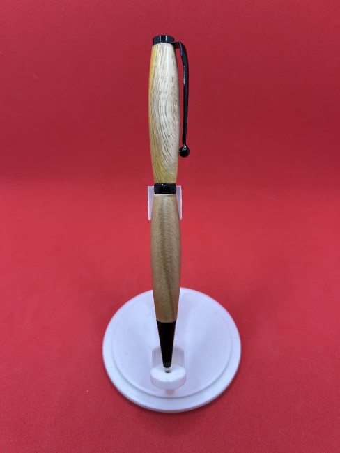 Gros plan sur le corps du stylo à bille en bois de châtaignier