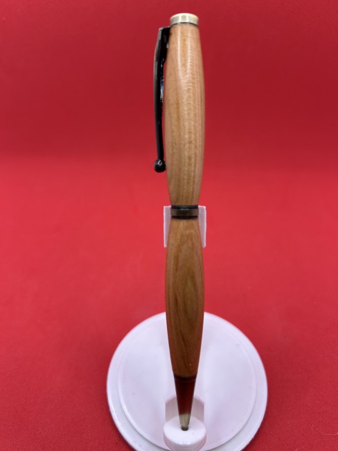 Gros plan du stylo à bille en bois de mirabellier de Moselle montrant le grain du bois