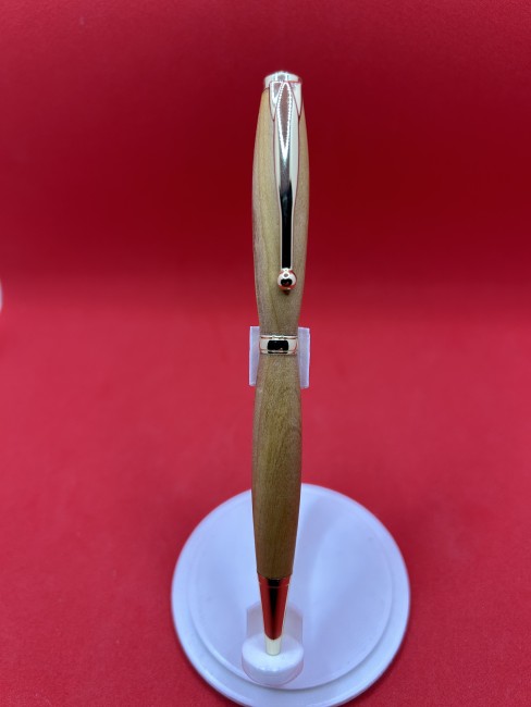 Stylo à bille artisanal en bois de mirabellier de Moselle Stylo à bille fait main en bois de mirabellier de Moselle avec finition brillante