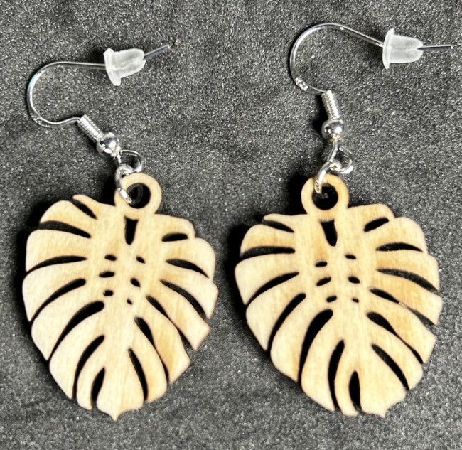 Boucle d'oreille artisanale en bois. Paire de boucles d'oreilles pendantes rondes en bois clair.