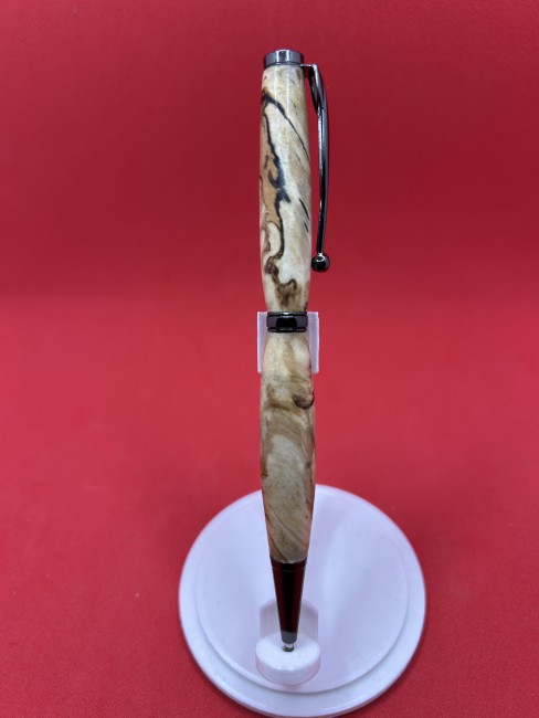 Pointe et finition métallique du stylo en bois de loupe de frêne échauffée