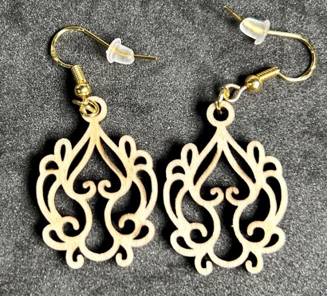 Boucle d'oreille en bois faite main - Élégance naturelle. Paire de boucles d'oreilles circulaires en bois clair.