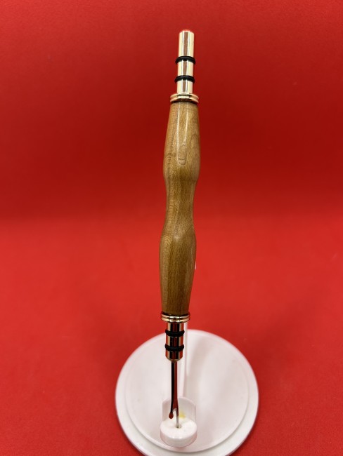 Détail du bois de mirabellier du découd-vite Manche en bois de mirabellier d’un découd-vite de couture