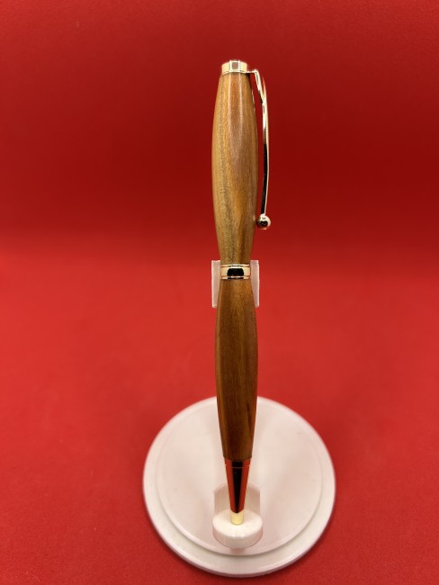 Détail du bois de mirabellier Gros plan sur le veinage du bois de mirabellier stabilisé d'un stylo à bille artisanal