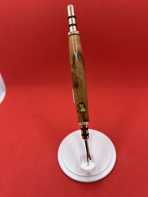 Manche en bois de mirabellier du découd-vite de couture Détail du manche en bois de mirabellier d’un découd-vite