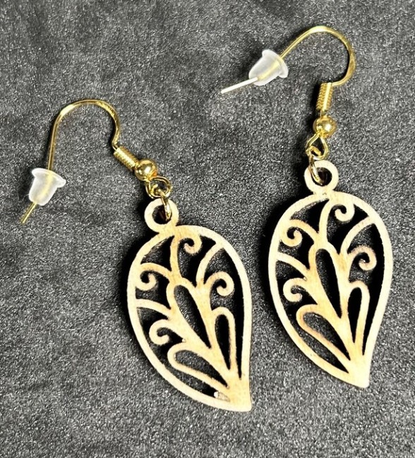 Boucle d'oreille artisanale - Confort et Légèreté. Paire de boucles d'oreilles circulaires en bois clair.