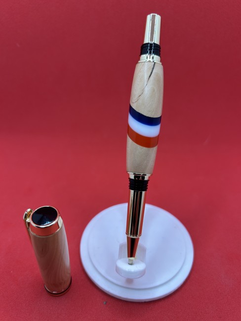 Roller artisanal en bois d’aubépine centenaire aux couleurs nationale présenté comme stylo de prestige