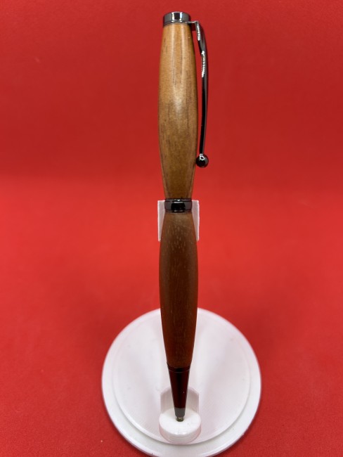 Gros plan du stylo bille artisanale en bois de cèdre rouge