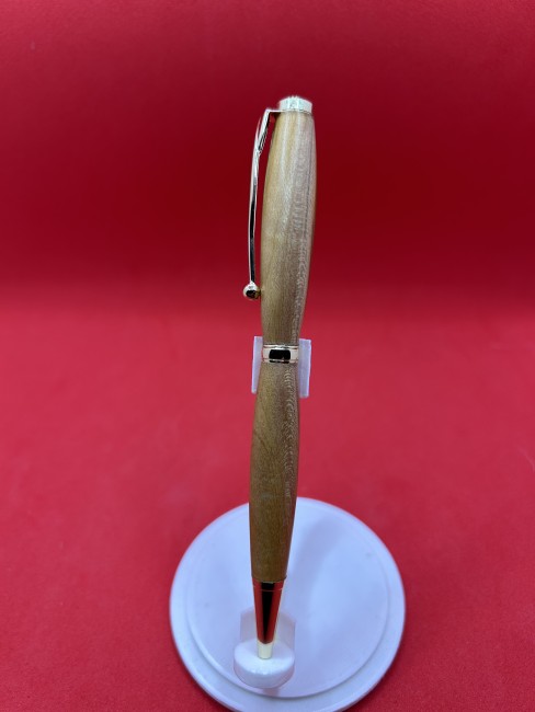 Stylo en bois de mirabellier – vue détaillée Stylo à bille en bois de mirabellier avec mécanisme métallique et finitions artisanales