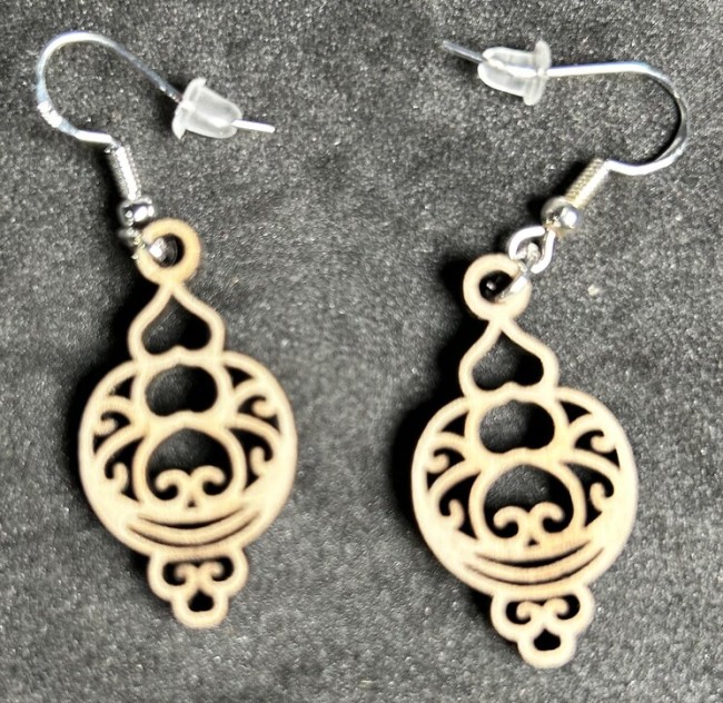 Paire de boucles d'oreilles rondes en bois foncé avec motif (ah), diamètre 25 mm, style artisanal.