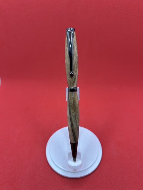 Stylo à bille artisanal en bois de noyer sur fond clair