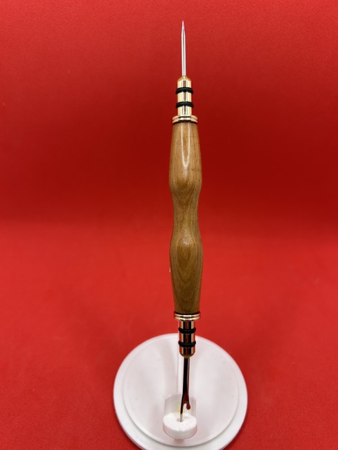 Pointe du découd-vite artisanal pour découdre les coutures Pointe métallique d’un découd-vite en bois de mirabellier