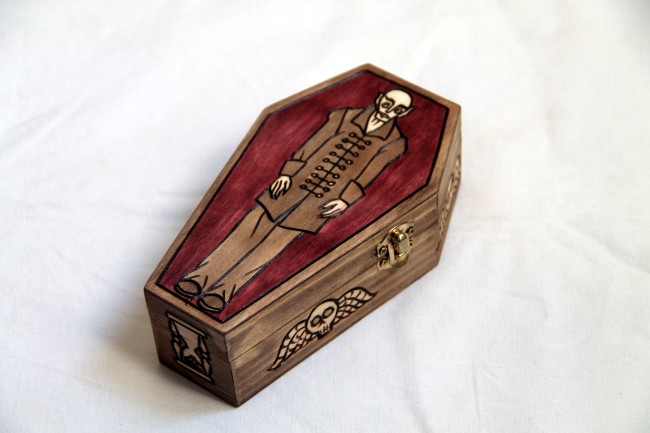 Boite en bois gravé Nosferatu cercueil