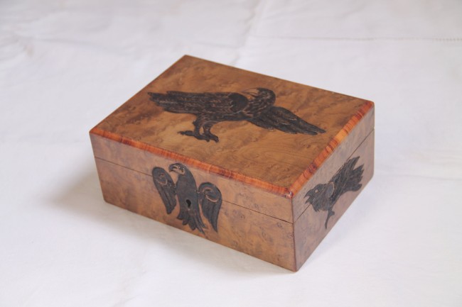 Boite vintage en bois gravé de corbeaux avec miroir de courtoisie