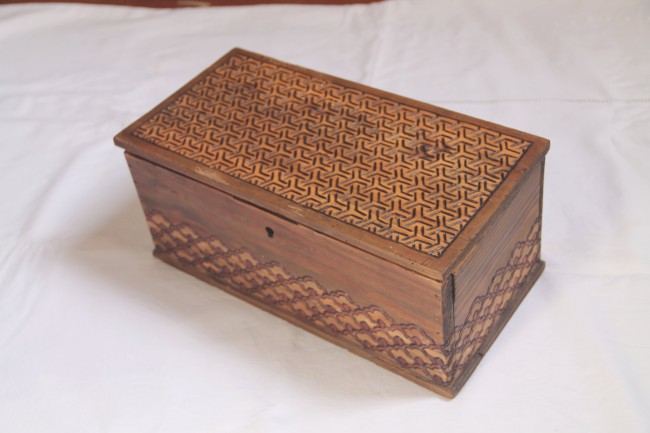 Coffret en bois gravé d'un décor asiatique fait de motifs géométriques traditionnels japonais
