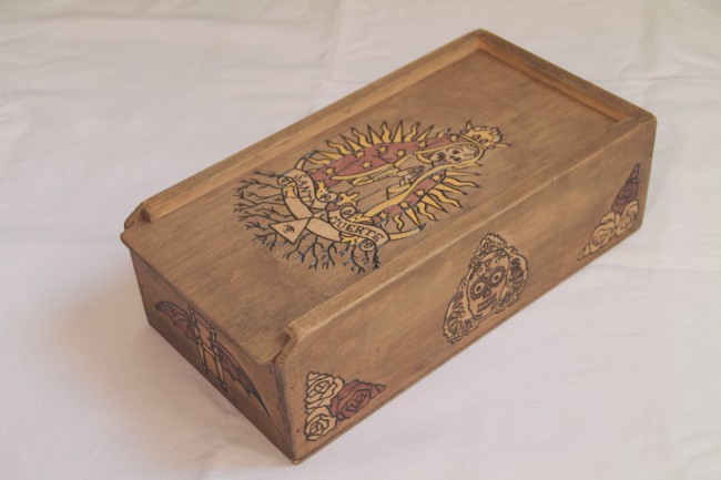 Boite vintage en bois gravé sur le thème de la Santa Muerte