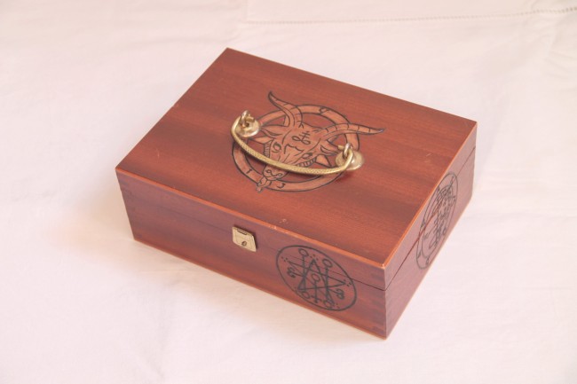 Boite vintage en bois gravé sur le thème du baphomet et de la magie noire