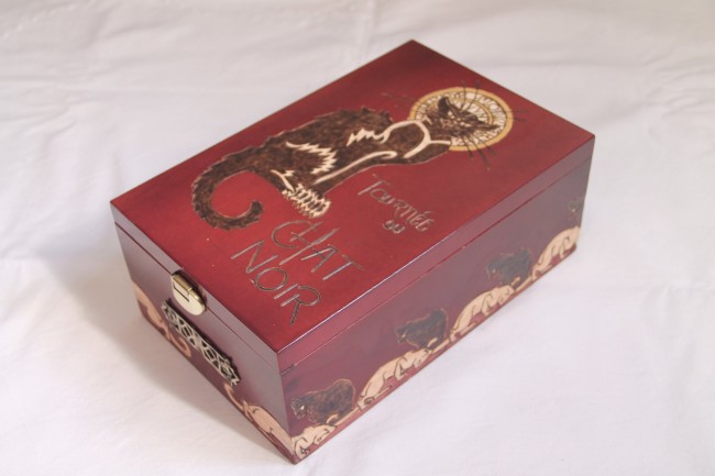 Coffret en bois gravé Tournée du chat noir dans le style Art Nouveau